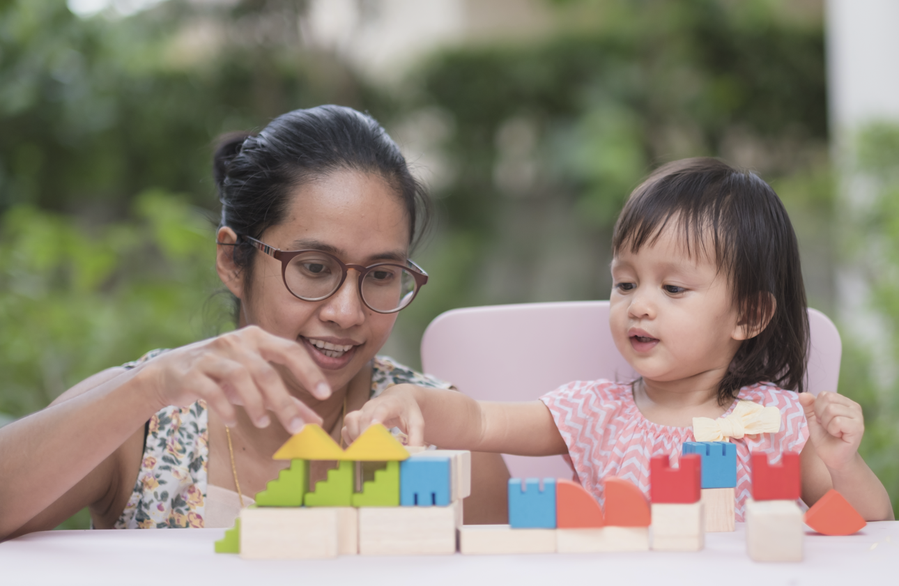 stimulasi anak bicara, anak 2 tahun belum bicara, perkembangan bahasa anak, tips bicara anak, stimulasi bahasa si kecil, Bunda, si Kecil
